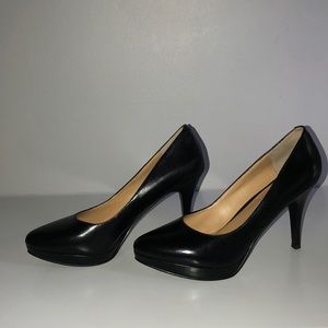Nine West black pumps